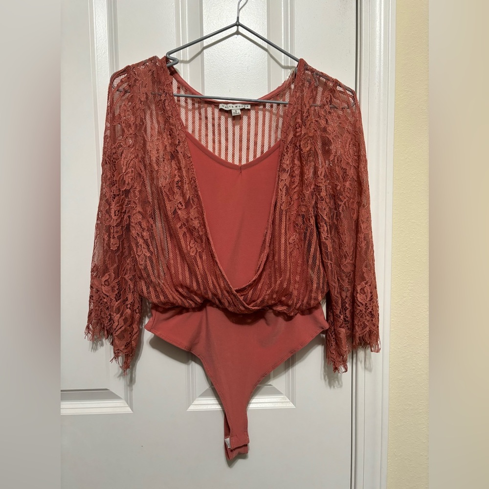 🔥NWT🔥Turn heads in this Rust Color Haute Monde Bodysuit with Lace! Size:S